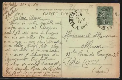 AK Les Sables-d`Olonne, La Plage animée avec foule et Grand Bazar en bord de mer