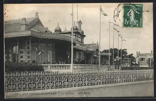 AK Les Sables-d`Olonne, Le Casino avec sa facade élégante et ses drapeaux flottants
