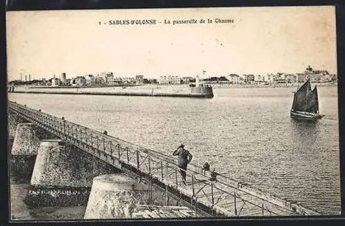 AK Sables-d`Olonne, La passerelle de la Chaume avec vue sur la mer et un voilier