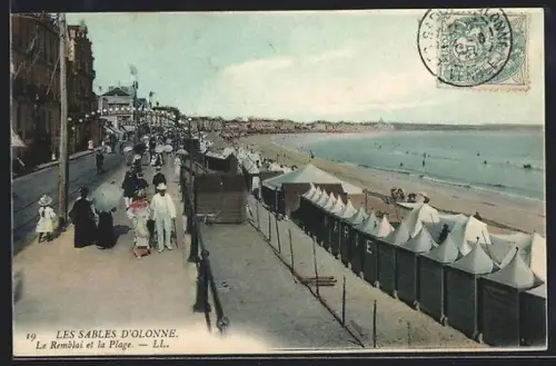 AK Les Sables d`Olonne, Le Remblai et la Plage