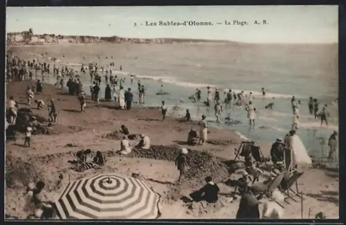 AK Les Sables-d`Olonne, La Plage animée avec baigneurs et parasols