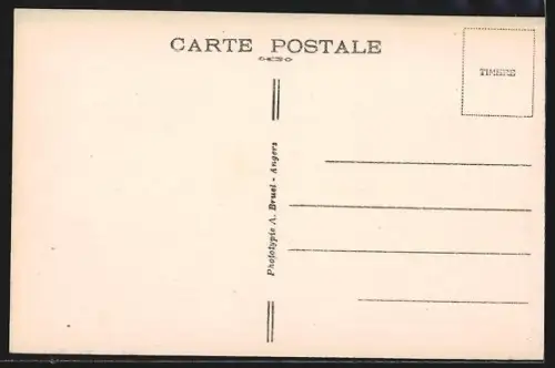 AK Les Sables-d`Olonne, La Plage animée avec baigneurs et parasols