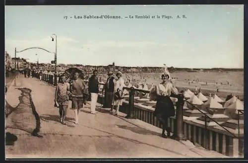AK Les Sables-d`Olonne, Le Remblai et la Plage
