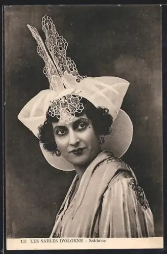 AK Les Sables d`Olonne, Sablaise en costume traditionnel élégant