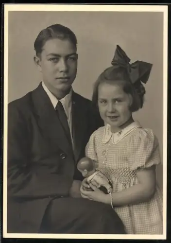 Foto-AK Jüngling und Mädchen mit Puppe
