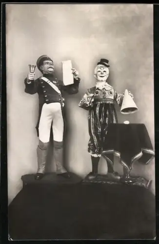 AK Sonneberg /Th., Städt. Museum, Puppen Dorfpolizist und Zauberkünstler