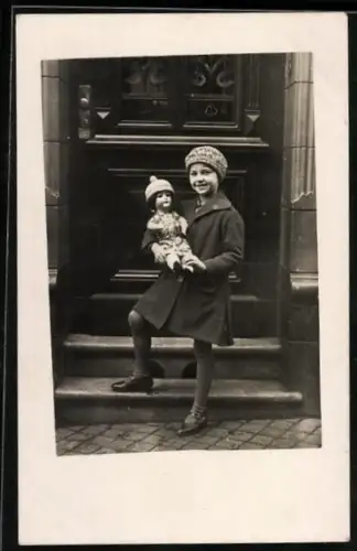 Foto-AK Kleines Mädchen mit Puppe vor einer Haustür