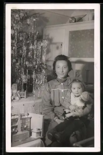 Foto-AK Kleines Mädchen mit Puppe und Mutter unterm Weihnachtsbaum