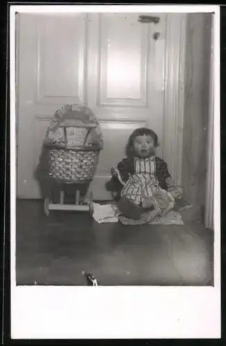 Foto-AK Kleines Mädchen mit Puppe und Puppenwagen vor einer Zimmertür