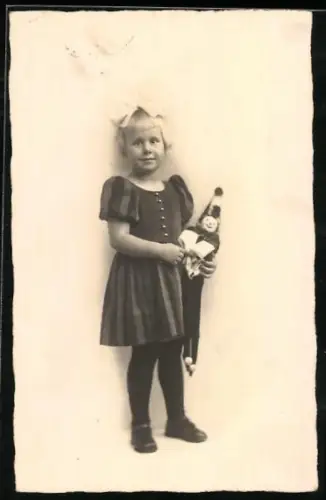 Foto-AK Kleines Mädchen mit Harlekinpuppe