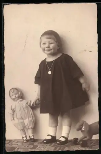 Foto-AK Kleines Mädchen mit Puppe und Spielzeughase