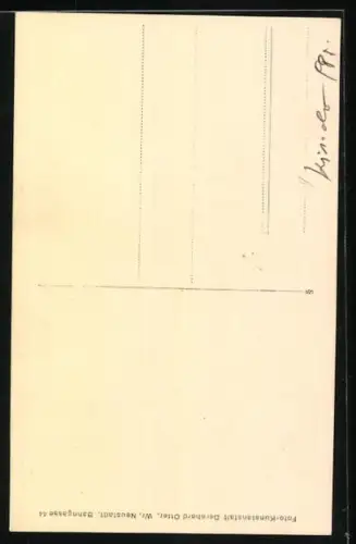 Foto-AK Kleines Mädchen mit Puppe vor einem Vorhang