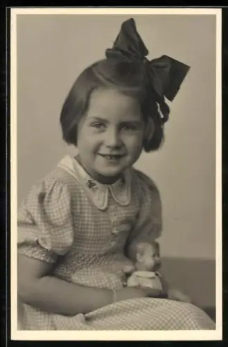 Foto-AK Kleines Mädchen mit Haarschleife und Puppe, 1942