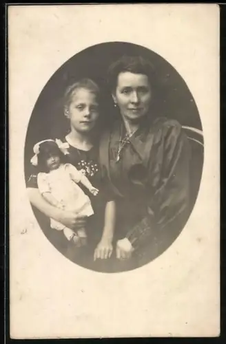 Foto-AK Kleines Mädchen mit Puppe und Mutter