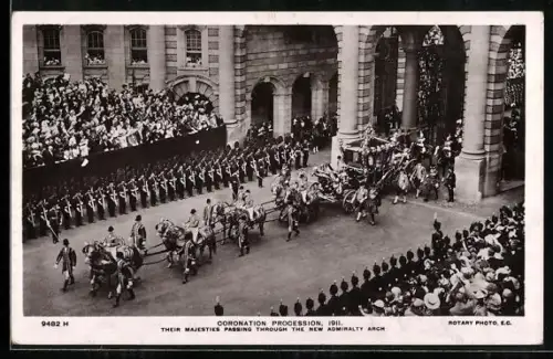 AK Coronation Procession 1911, Their majesties passing through the New Admiralty Arch