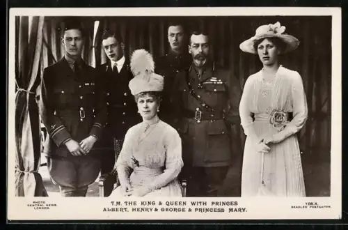 AK Königshaus von England, The King & Queen with Princes Albert, Henry & George
