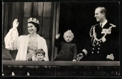 AK Königspaar von England mit Kindern auf einem Balkon