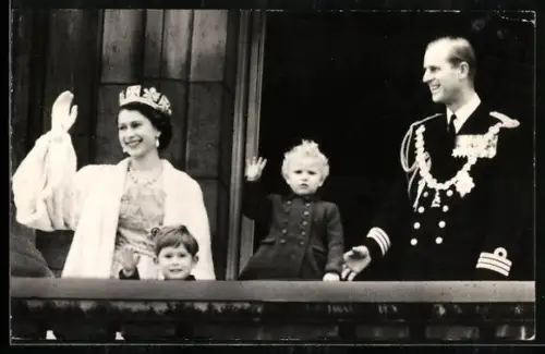 AK Königin Elisabeth von England mit Mann und Kindern am Balkon