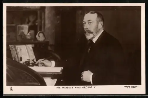 AK König George V. von England an seinem Schreibtisch