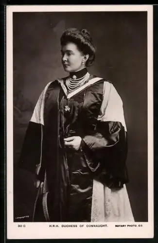AK Duchess of Connaught in akademischer Robe