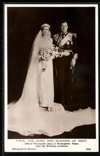AK London, Buckingham Palace, T.R.H. The Duke and Duchess of Kent after the Wedding Ceremony