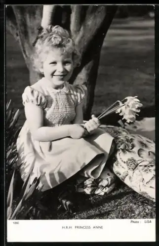 AK Prinzessin Anne als Kind in einem Garten