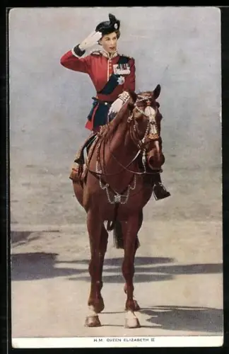 AK Königin Elizabeth II. von England in Uniform auf ihrem Pferd