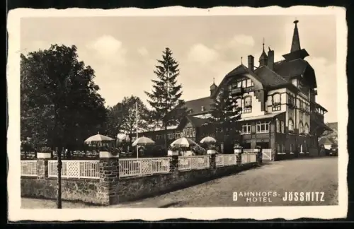 AK Jössnitz i. V., Strassenpartie am Bahnhofs-Hotel