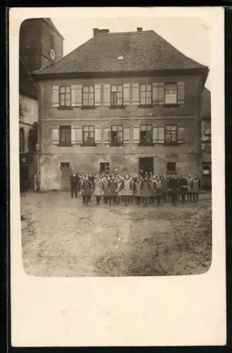 Foto-AK Wettringen bei Ansbach, Zweistöckiges Gasthaus mit Schülergruppe