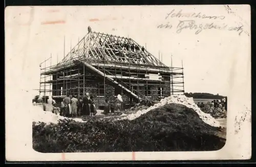 Foto-AK Burgoberbach, Bau des Schulhauses, Richtfest