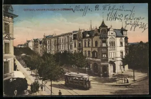 AK Cottbus, Kaiser-Friedrich-Strasse mit Kolonialwarengeschäft und Strassenbahn aus der Vogelschau