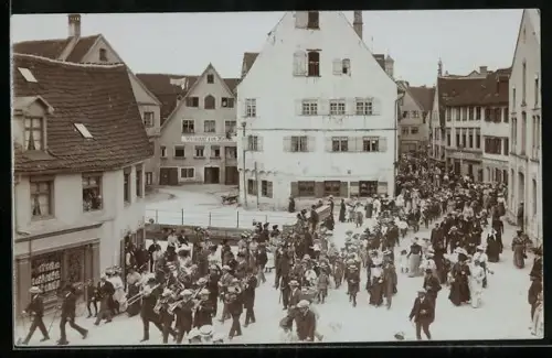 Foto-AK Memmingen, Strasse am Schrannenplatz mit Festzug und Gasthaus Wirtschaft zum Mohren aus der Vogelschau