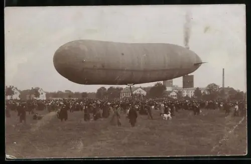 Foto-AK Augsburg, Zeppelin und Zuschauer auf dem Flugfeld