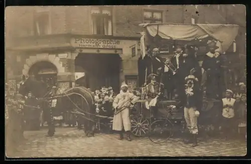 Foto-AK Dresden-Pieschen, Faschingsumzug vor Photographie-Geschäft Hermann Gross, Torgauer Str. 43 Ecke Leipziger Platz