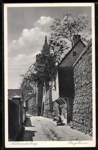 AK Neubrandenburg, Fangelturm mit Stadtmauer