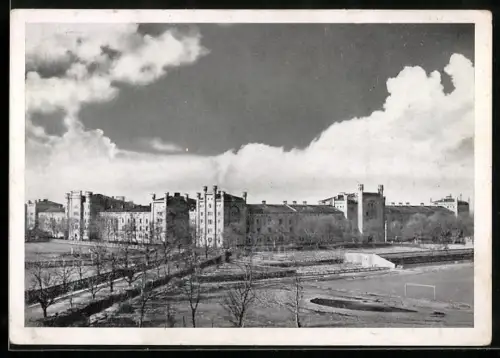 AK München-Neuhausen, Max II.-Kaserne mit Sportplatz