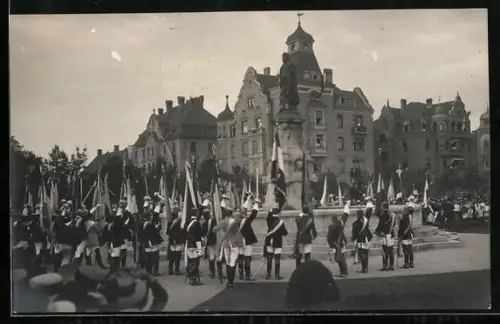 AK Augsburg, Garnisonsparade am Brunnen