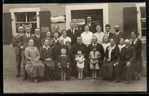 Foto-AK Belegschaft und Bürger vor Geschäft, Emailleschilder mit Reklame für Blauband Feinkostmargarine