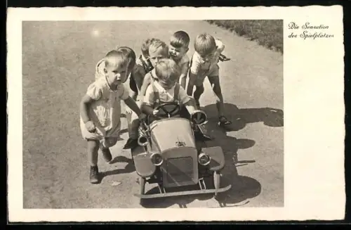 AK Kinder bewundern Tret-Auto auf dem Spielplatz, sieht aus und fährt wie das der Grossen