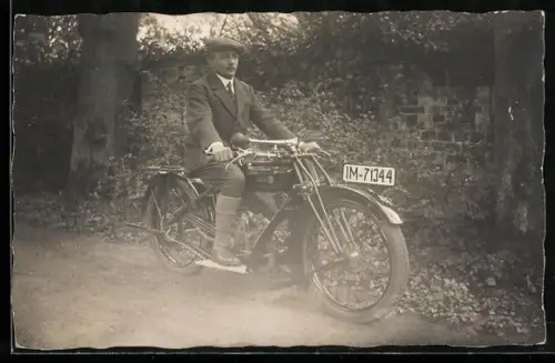 Foto-AK Mann auf Wanderer-Motorrad mit 1,5 PS, Kennzeichen IM-71344