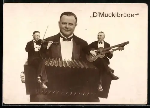 AK D`Muckibrüder, Musiker mit Akkordeon, Geige und zweihälsiger Gitarre, Fotomontage