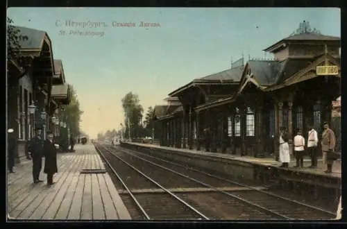 AK St. Petersburg, Bahnhof Dugoro, Leute & Bahnpersonal auf dem Bahnsteig