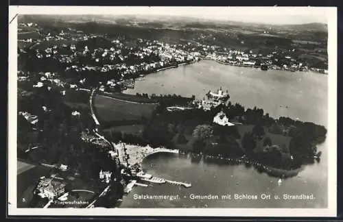 AK Gmunden, Salzkammergut, Teilansicht mit Schloss Ort und Strandbad, Fliegeraufnahme