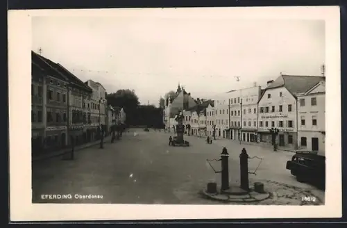 AK Eferding /Oberdonau, Strassenpartie mit Geschäften und Denkmal