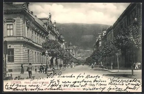 AK Leoben, Franz Josef-Strasse mit Passanten