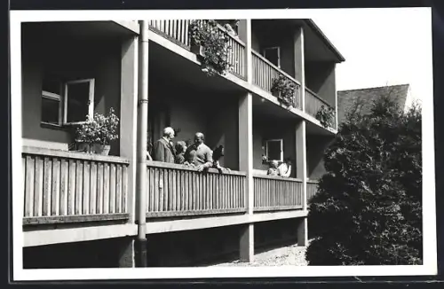 Foto-AK Leoben, Altenheim, Teilansicht mit Bewohnern auf Balkonen