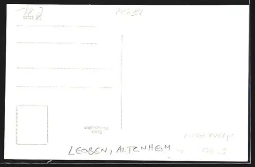 Foto-AK Leoben, Altenheim, Teilansicht mit Bewohnern auf Balkonen