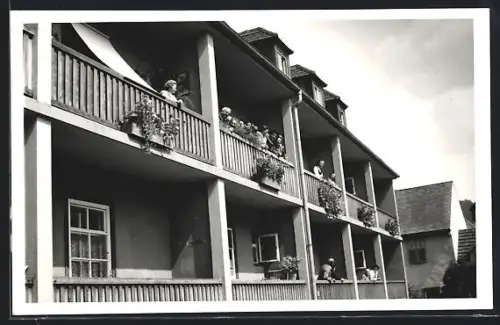 Foto-AK Leoben, Altenheim mit Bewohnern auf Balkonen