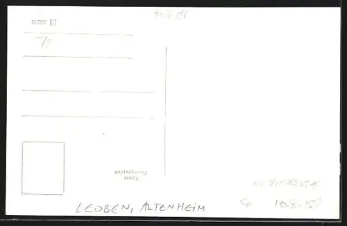 Foto-AK Leoben, Altenheim mit Bewohnern auf Balkonen