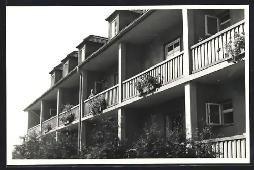 Foto-AK Leoben, Altenheim, Teilansicht, Bewohner auf Balkon